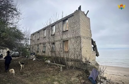 В Махачкале снесён самовольный капитальный объект на берегу Каспийского моря