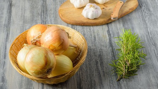 Едкий запах лука больше не будет бесить всю семью: вот чем надо освежить рот после обеда