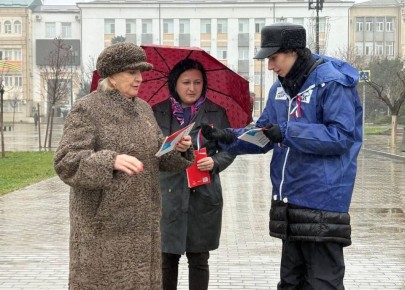 В День Конституции РФ активисты ДРО ВОО «Молодая Гвардия Единой России» провели акцию на улицах Махачкалы
