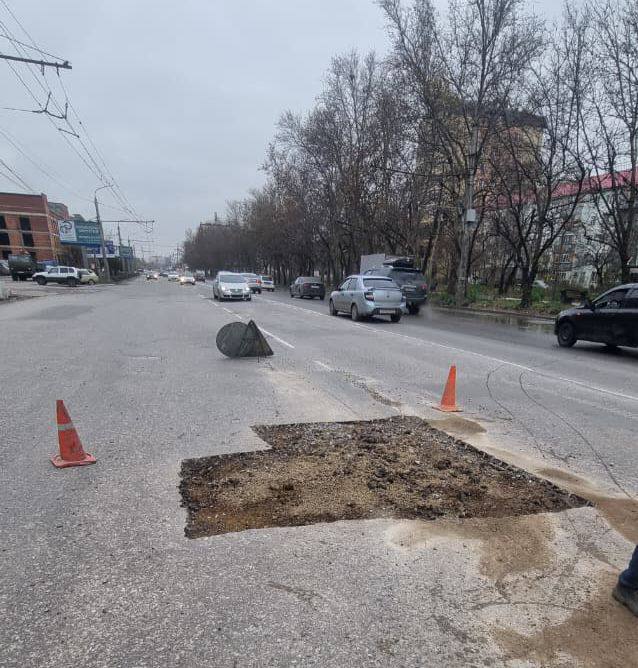 Сегодня специалисты МБУ «Благоустройство» на протяжении всего дня выполняли дорожные работы по устранению локальных разрушений асфальтобетонного покрытия в различных районах города Сегодня специалисты МБУ «Благоустройство» на протяжении всего дня выполняли дорожные работы по устранению локальных разрушений асфальтобетонного покрытия в различных районах города