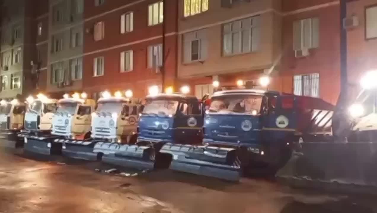 123В связи с ухудшением погодных условий и с целью обеспечения безопасности дорожного движения, коммунальные службы столицы — УЖКХ г. Махачкалы и МБУ «Благоустройство» — начали работы по подсыпке песчано-солевой смеси на...