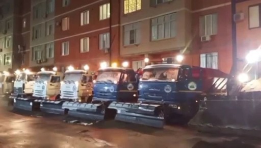 Коммунальные службы Махачкалы ведут работы по подсыпке песчано-солевой смеси на дорожное полотно