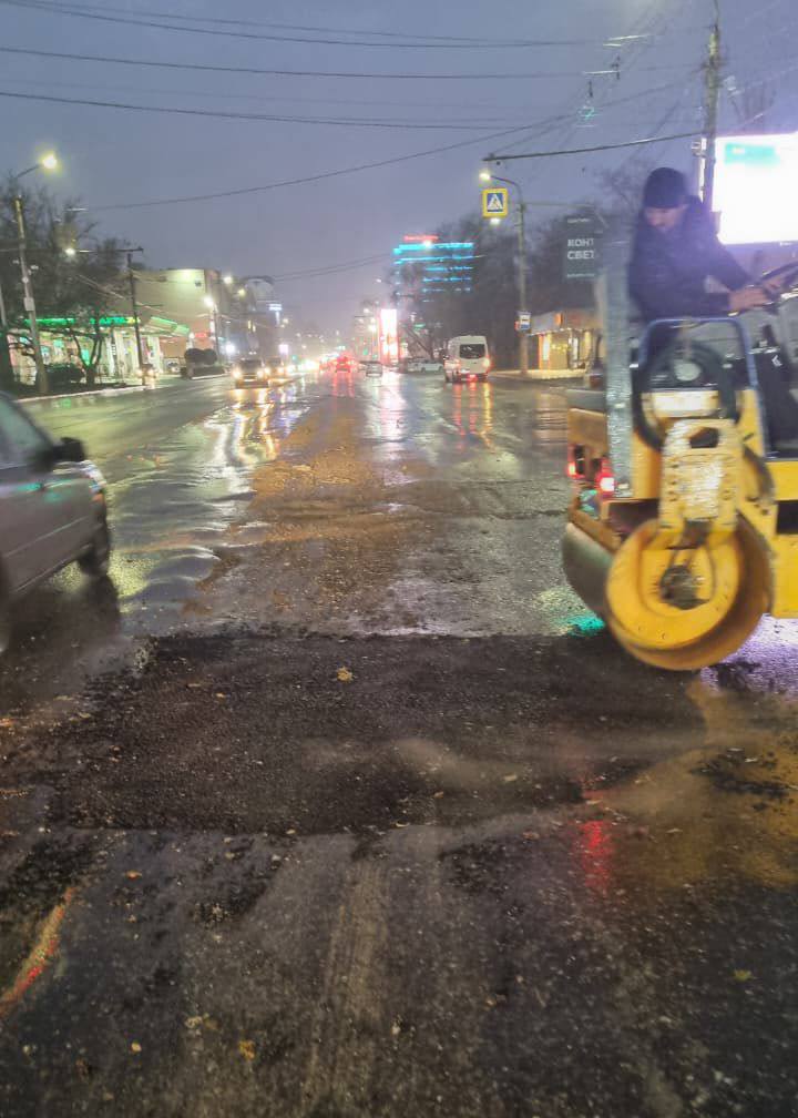 Сегодня специалисты МБУ «Благоустройство» на протяжении всего дня выполняли дорожные работы по устранению локальных разрушений асфальтобетонного покрытия в различных районах города Сегодня специалисты МБУ «Благоустройство» на протяжении всего дня выполняли дорожные работы по устранению локальных разрушений асфальтобетонного покрытия в различных районах города