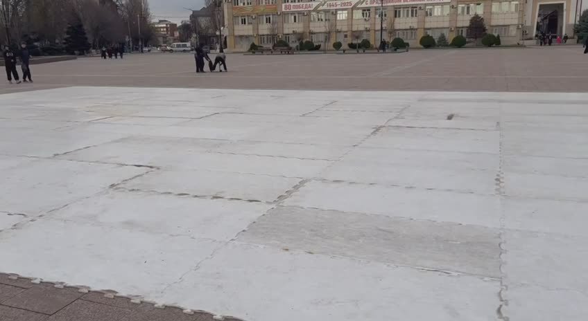 На центральной площади Махачкалы устанавливают каток