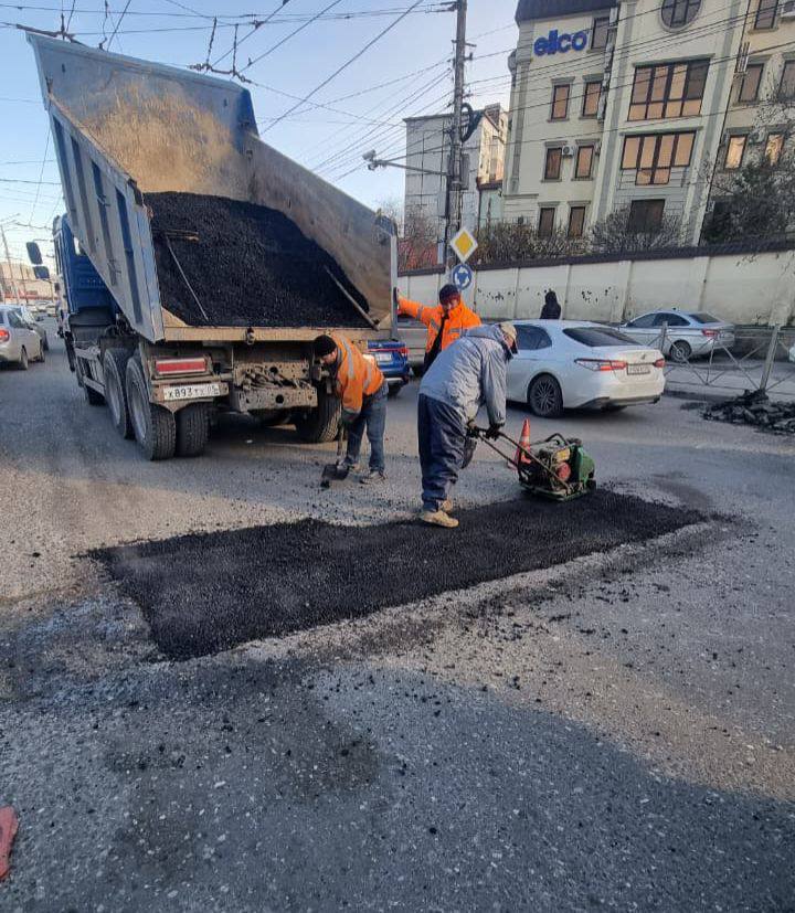 Сегодня специалисты МБУ «Благоустройство» на протяжении всего дня выполняли дорожные работы по устранению локальных разрушений асфальтобетонного покрытия в различных районах города Сегодня специалисты МБУ «Благоустройство» на протяжении всего дня выполняли дорожные работы по устранению локальных разрушений асфальтобетонного покрытия в различных районах города