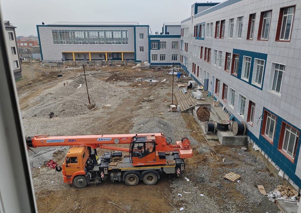 Утро, суббота, декабрь. Идеальнее момента узнать о том, на какой стадии строительство еще одной новой школы в Махачкале, не найти Утро, суббота, декабрь. Идеальнее момента узнать о том, на какой стадии строительство еще одной новой школы в Махачкале, не найти