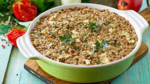 Нежное мясо и ароматная гречка в простой запеканке: побалуйте себя вкуснейшим ужином