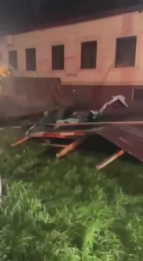 Специалисты МБУ «Благоустройство» оперативно организовали вывоз крыши с коммерческого объекта, поврежденной в результате шквалистого ветра на проспекте Петра I