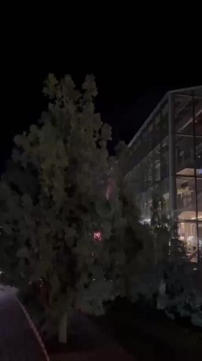 #нампишут В Каспийске на Кирпичном шоссе кровля гостиницы «Аура» не выдержала сильных ветров и упала