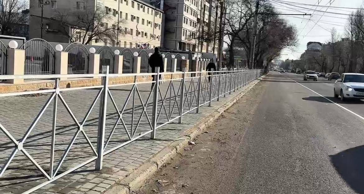В Махачкале на проспекте Имама Шамиля устанавливают пешеходные ограждения В Махачкале на проспекте Имама Шамиля устанавливают пешеходные ограждения