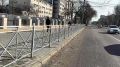 В рамках мероприятий по повышению безопасности дорожного движения на проспекте Имама Шамиля проводятся работы по установке пешеходных ограждений