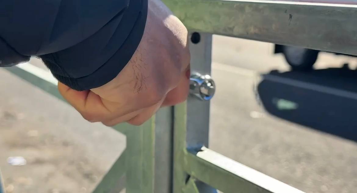 В Махачкале на проспекте Имама Шамиля устанавливают пешеходные ограждения В Махачкале на проспекте Имама Шамиля устанавливают пешеходные ограждения