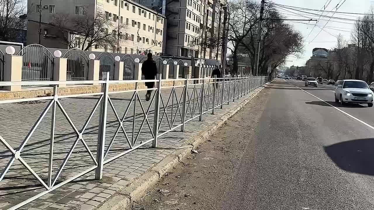 В рамках мероприятий по повышению безопасности дорожного движения на проспекте Имама Шамиля проводятся работы по установке пешеходных ограждений