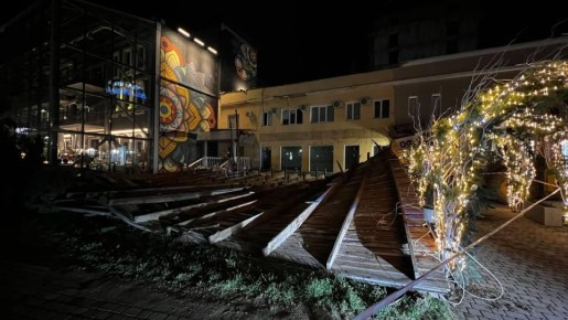 В Каспийске на Кирпичном шоссе из-за сильного ветра обрушилась кровля гостиницы «Аура»