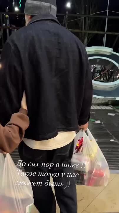 Очевидцы также сообщали, что На проспекте Имама Шамиля в Махачкале из-за ветра упала конструкция магазина «Зелёное яблоко»