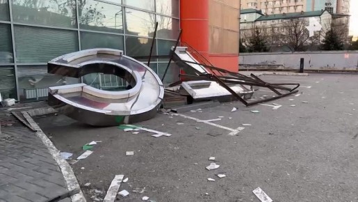 Ветер бешеной силы снёс огромную рекламную конструкцию в центре Махачкалы