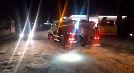 Махачкалинские коммунальные службы - УЖКХ и МБУ «Благоустройство» в эти минуты проводят подсыпку песчано-солевой смеси на дорожное полото по ул. Майская