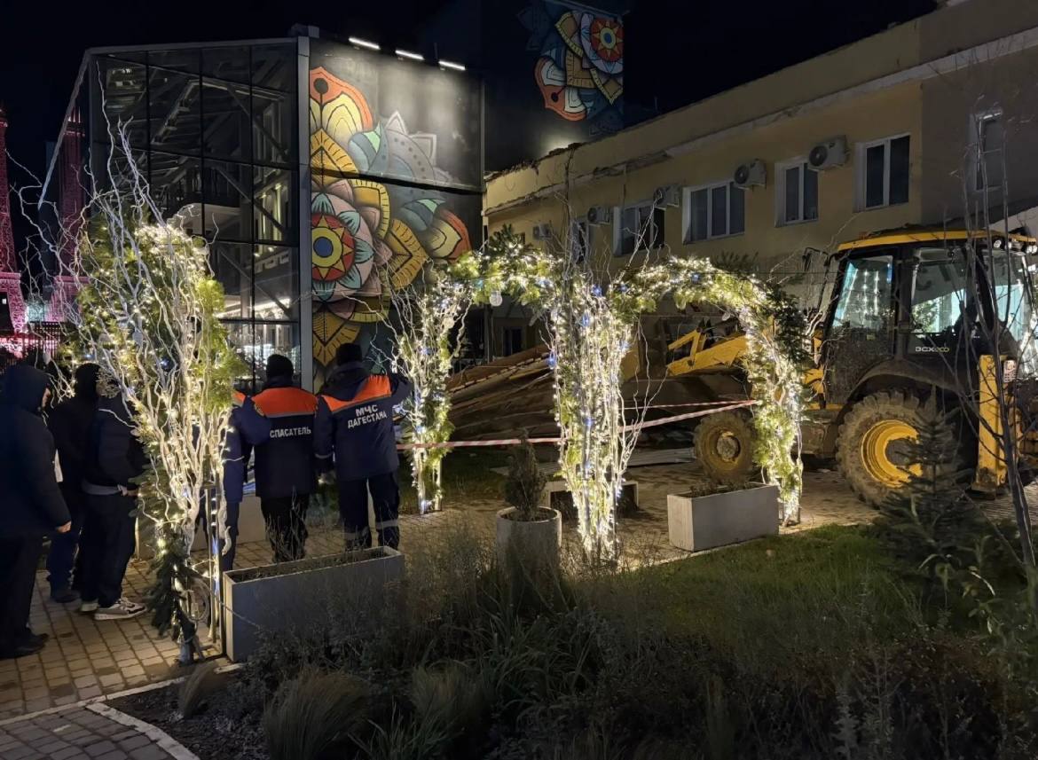 В МЧС подтвердили новость о том, что в результате падения крыши в Каспийске погиб человек В МЧС подтвердили новость о том, что в результате падения крыши в Каспийске погиб человек