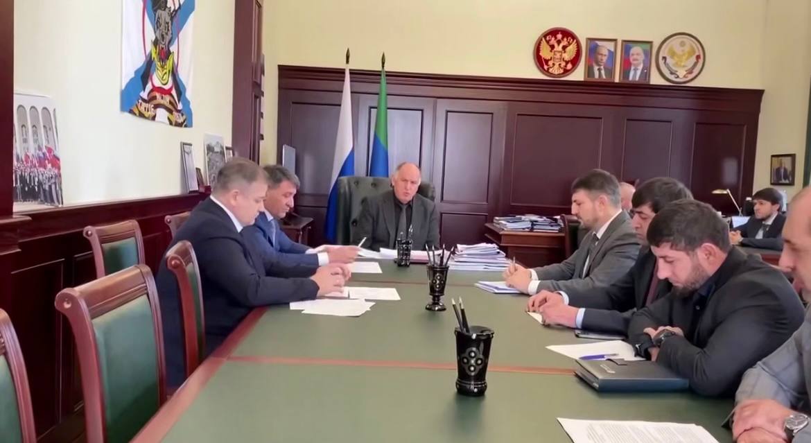 Премьер-министр Дагестана Абдулмуслим Абдулмуслимов проводит совещание с главами ресурсоснабжающих компаний