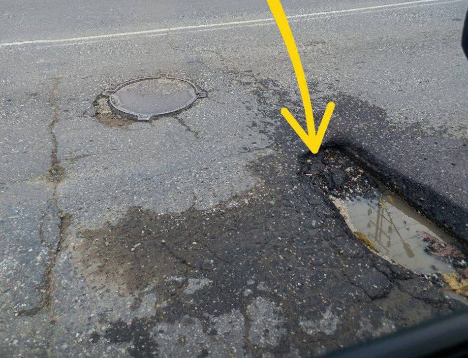 В адрес администрации Махачкалы поступила жалоба на яму на ул. Магомедтагирова