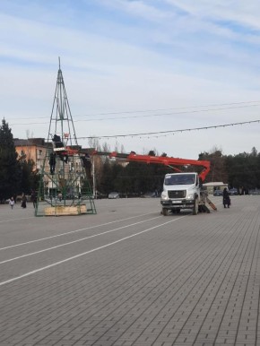 На городской площади собирают Ёлку