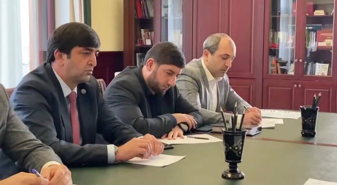 Премьер-министр Дагестана Абдулмуслим Абдулмуслимов проводит совещание с главами ресурсоснабжающих компаний Премьер-министр Дагестана Абдулмуслим Абдулмуслимов проводит совещание с главами ресурсоснабжающих компаний