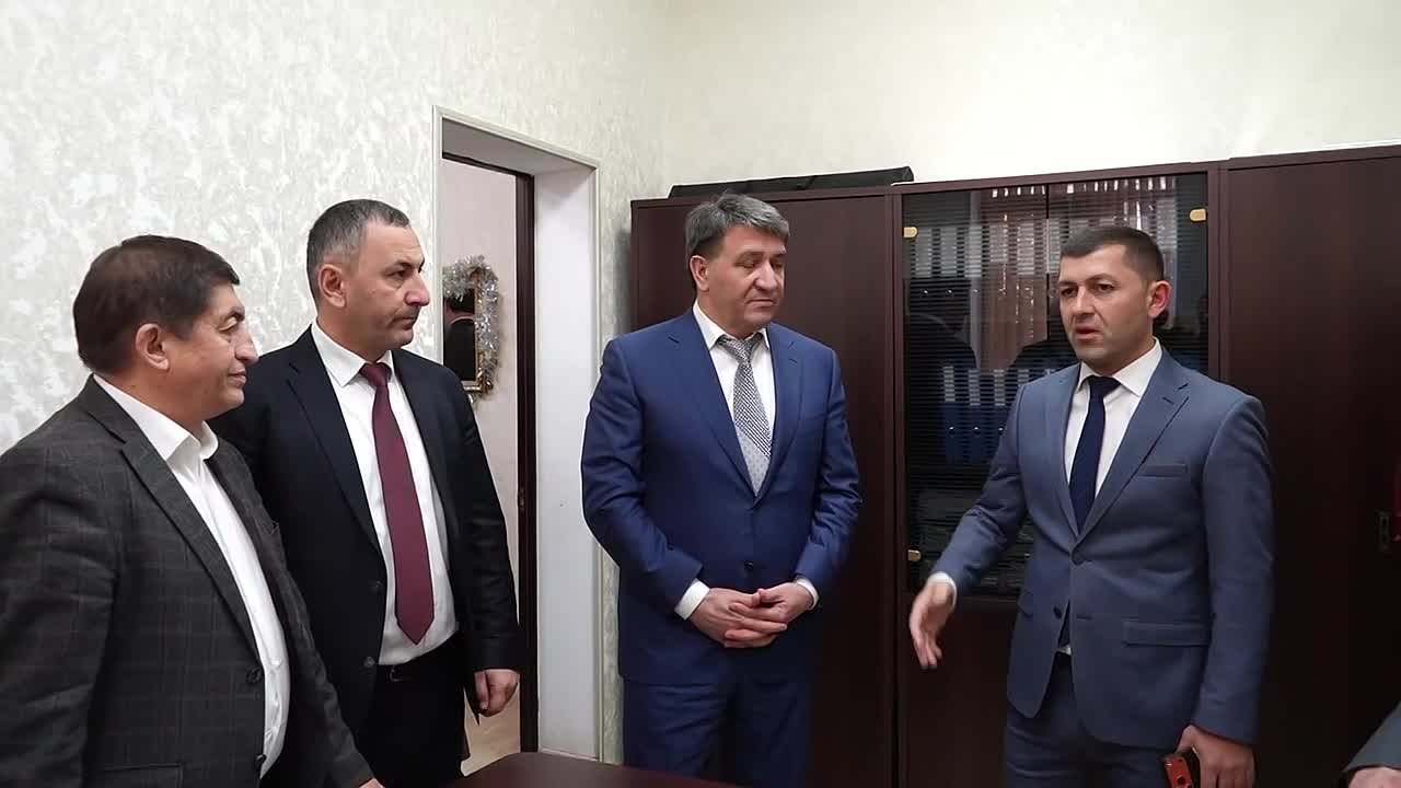 Джамбулат Салавов: Уважаемые махачкалинцы!. Сегодня вместе с председателем городского собрания Хиби Алиевым и своими заместителями посетил администрацию Советского района