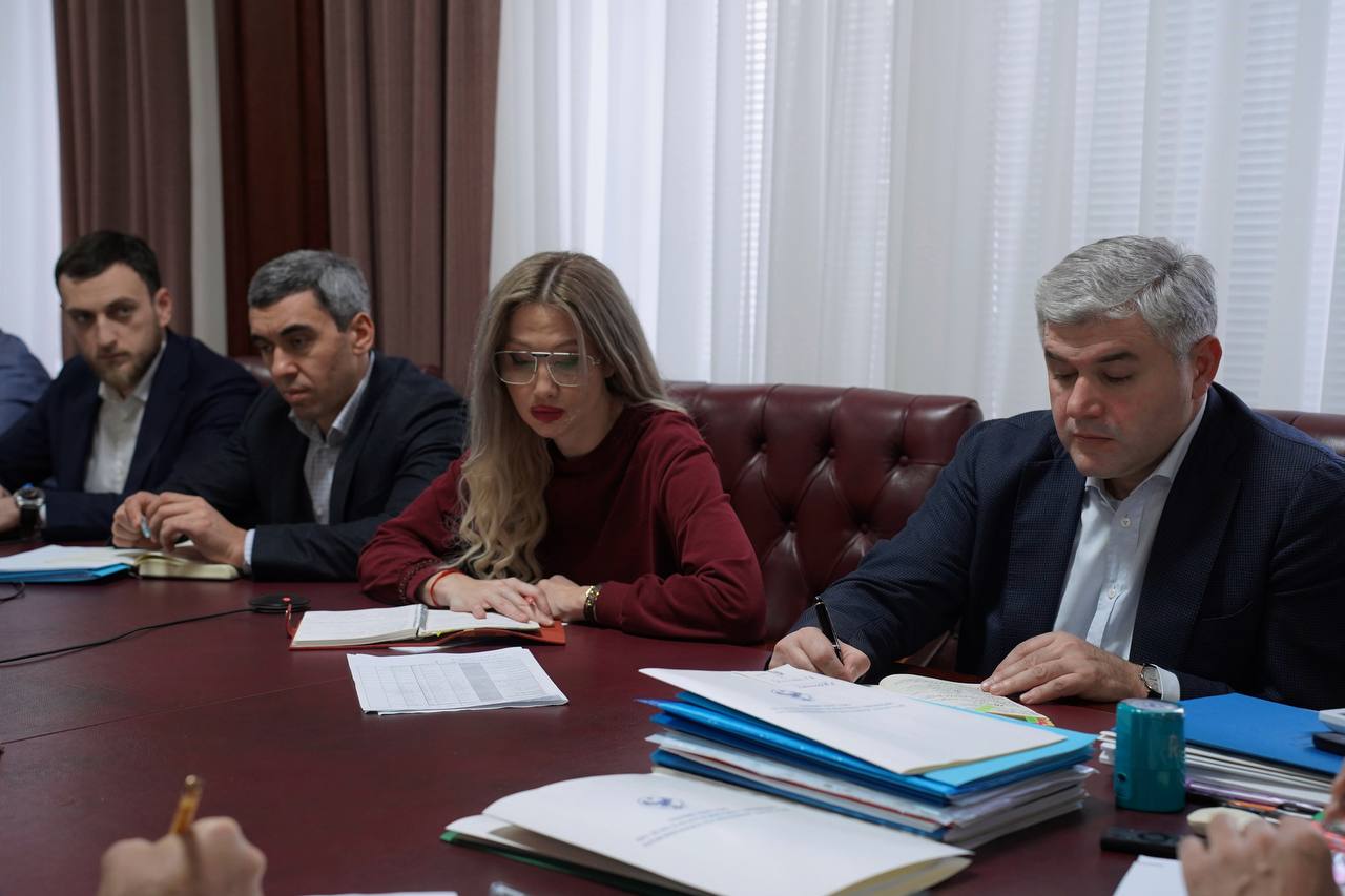 Под руководством Заура Эминова прошла еженедельная планёрка Под руководством Заура Эминова прошла еженедельная планёрка