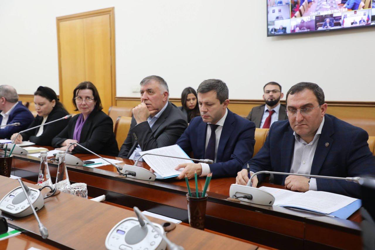 Абдулмуслим Абдулмуслимов встретился с руководителями хлебопекарных предприятий Абдулмуслим Абдулмуслимов встретился с руководителями хлебопекарных предприятий