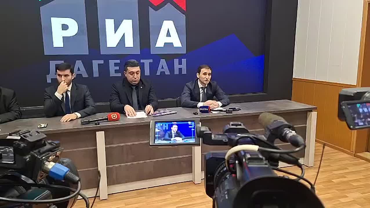 Депутат НС РД, руководитель ДО ВОО "Бессмертный полк России" Марат Алияров принял участие в пресс-конференции, посвященной итогам Года защитника Отечества и 10-летию "Бессмертного полка"