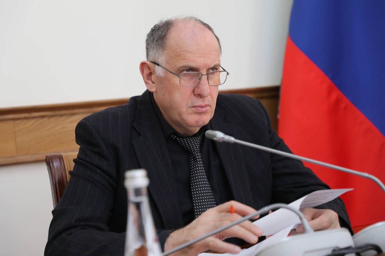 Премьер Дагестана поручил активизировать развитие системы безналичных платежей на объектах торговли и общепита