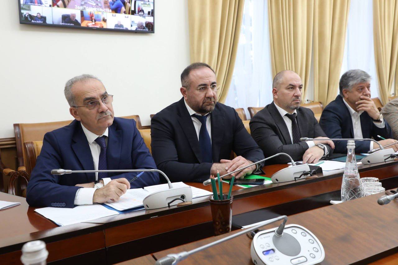 Абдулмуслим Абдулмуслимов встретился с руководителями хлебопекарных предприятий Абдулмуслим Абдулмуслимов встретился с руководителями хлебопекарных предприятий