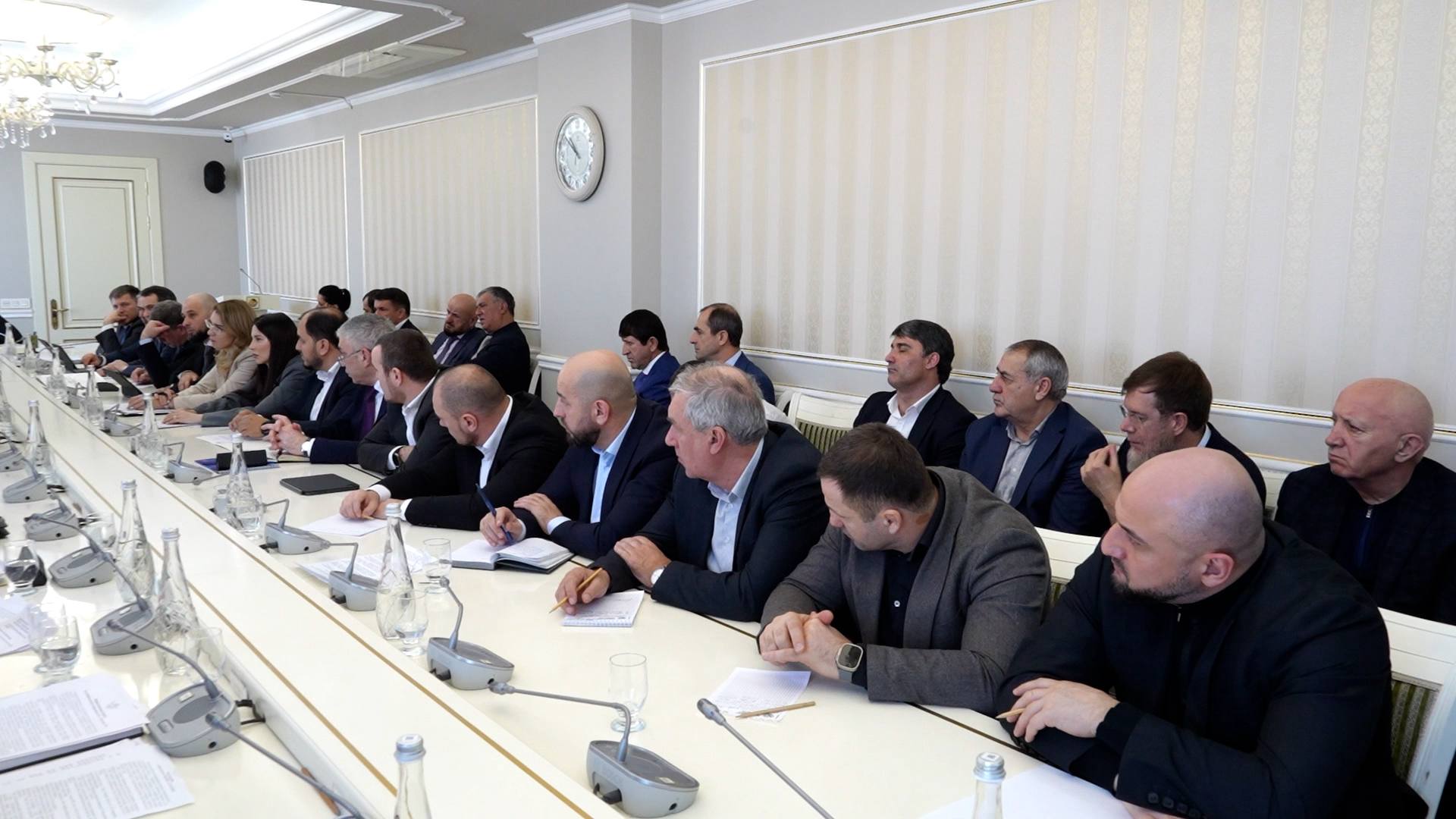 В администрации Махачкалы проходит аппаратное совещание под руководством мэра города Джамбулата Салавова В администрации Махачкалы проходит аппаратное совещание под руководством мэра города Джамбулата Салавова