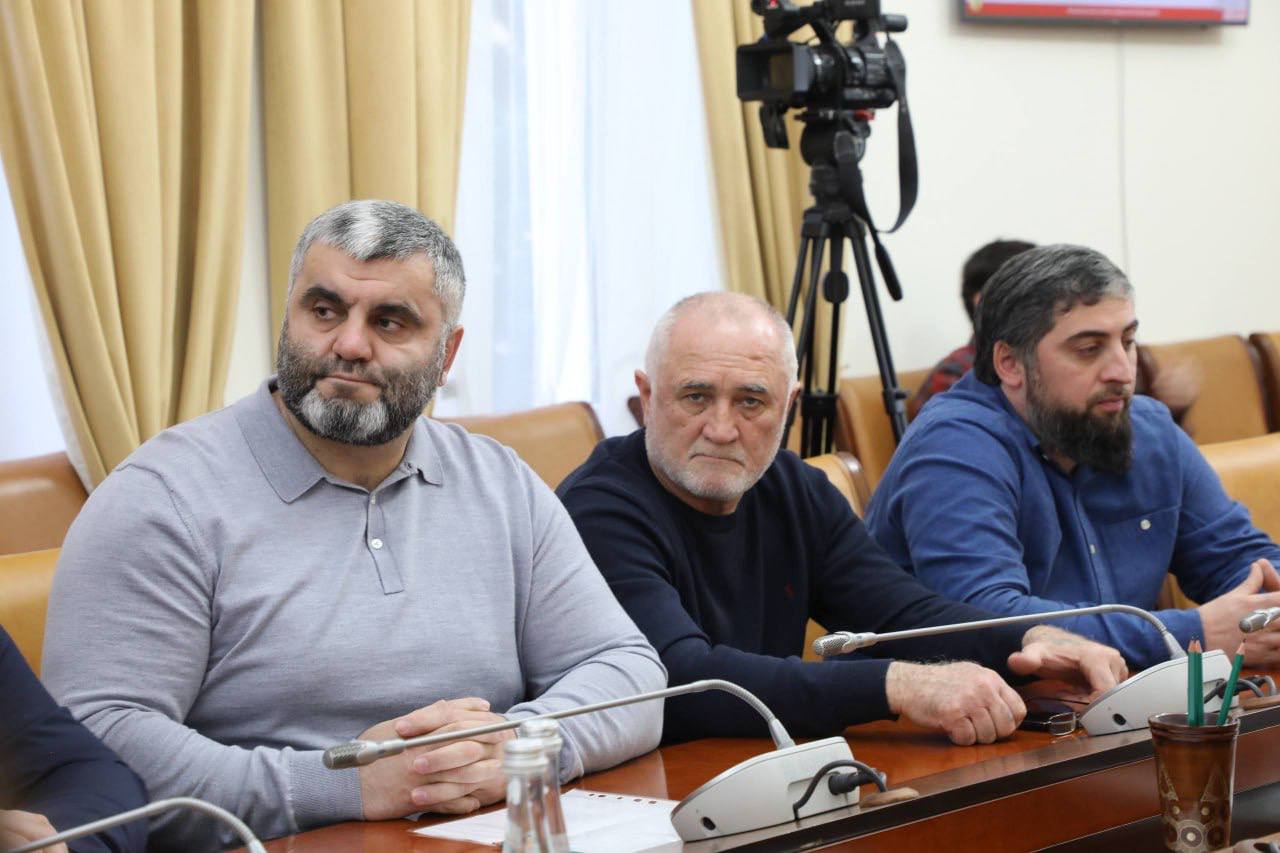 Абдулмуслим Абдулмуслимов встретился с руководителями хлебопекарных предприятий Абдулмуслим Абдулмуслимов встретился с руководителями хлебопекарных предприятий