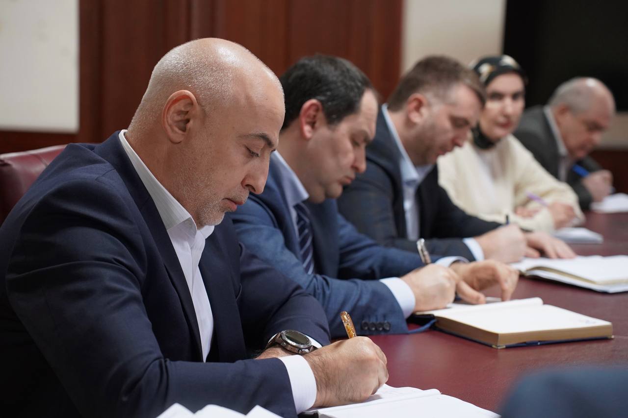 Под руководством Заура Эминова прошла еженедельная планёрка Под руководством Заура Эминова прошла еженедельная планёрка