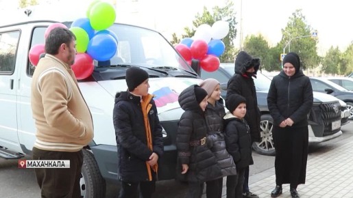 Семья воспитывающая 12 детей получила новую «Газель»