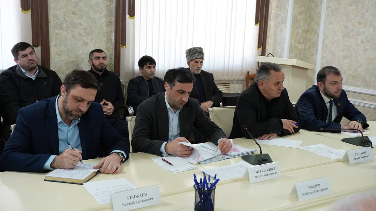 На аппаратном совещании в Хасавюрте обсудили подготовку к праздникам и рассмотрели другие актуальные вопросы для муниципалитета На аппаратном совещании в Хасавюрте обсудили подготовку к праздникам и рассмотрели другие актуальные вопросы для муниципалитета