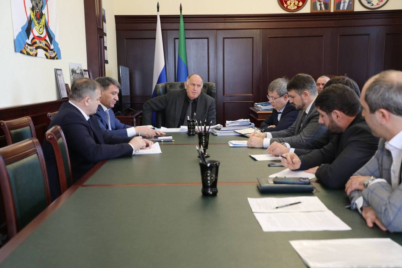 Абдулмуслим Абдулмуслимов встретился с главами ресурсоснабжающих компаний региона