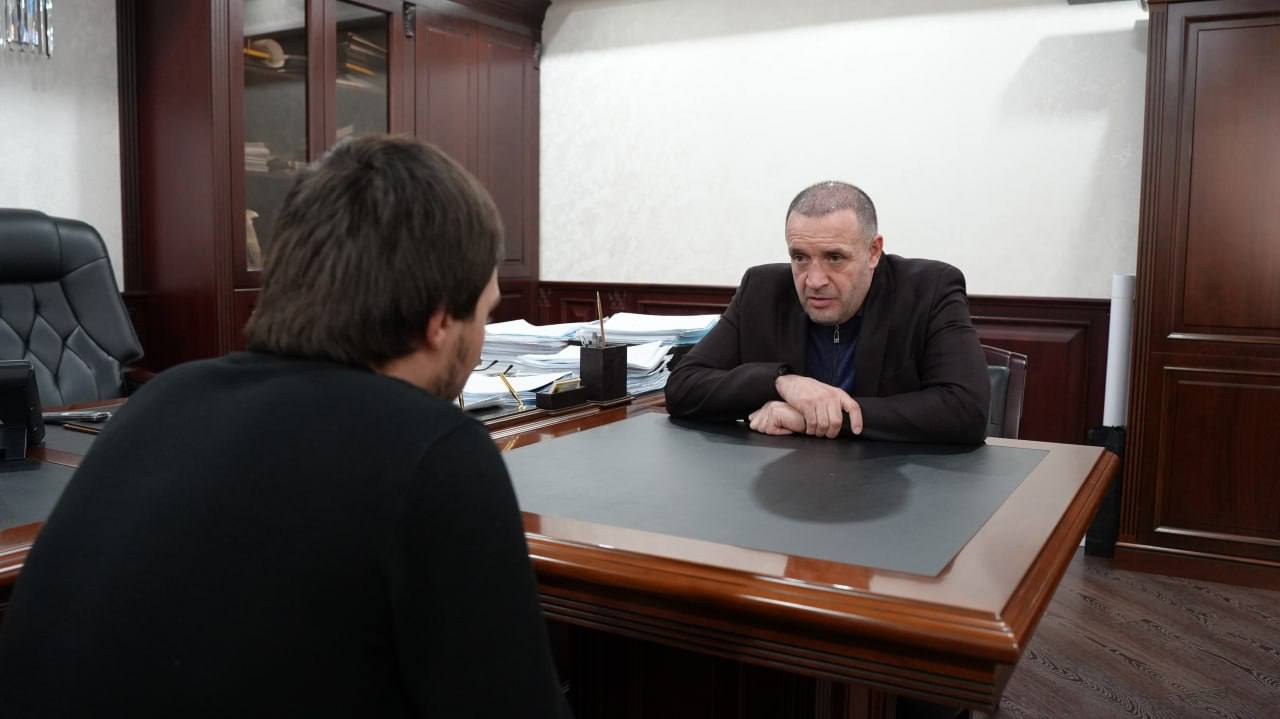 Корголи Корголиев провел встречу с жителем Хасавюрта, подписавшим контракт с Министерством обороны РФ Корголи Корголиев провел встречу с жителем Хасавюрта, подписавшим контракт с Министерством обороны РФ