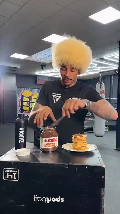 Бразильский боец смешанных единоборств Карлос Пратес в папахе, поедая блины с шоколадной пастой, вызвал дагестанца Ислама Махачева на бой