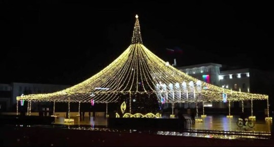 Замглавы Махачкалы Магомедали Саидов вместе с коллегами прошлой ночью осмотрел ёлку на центральной площади, поинтересовался прочностью её конструкции, исправностью электрооборудования и иллюминации