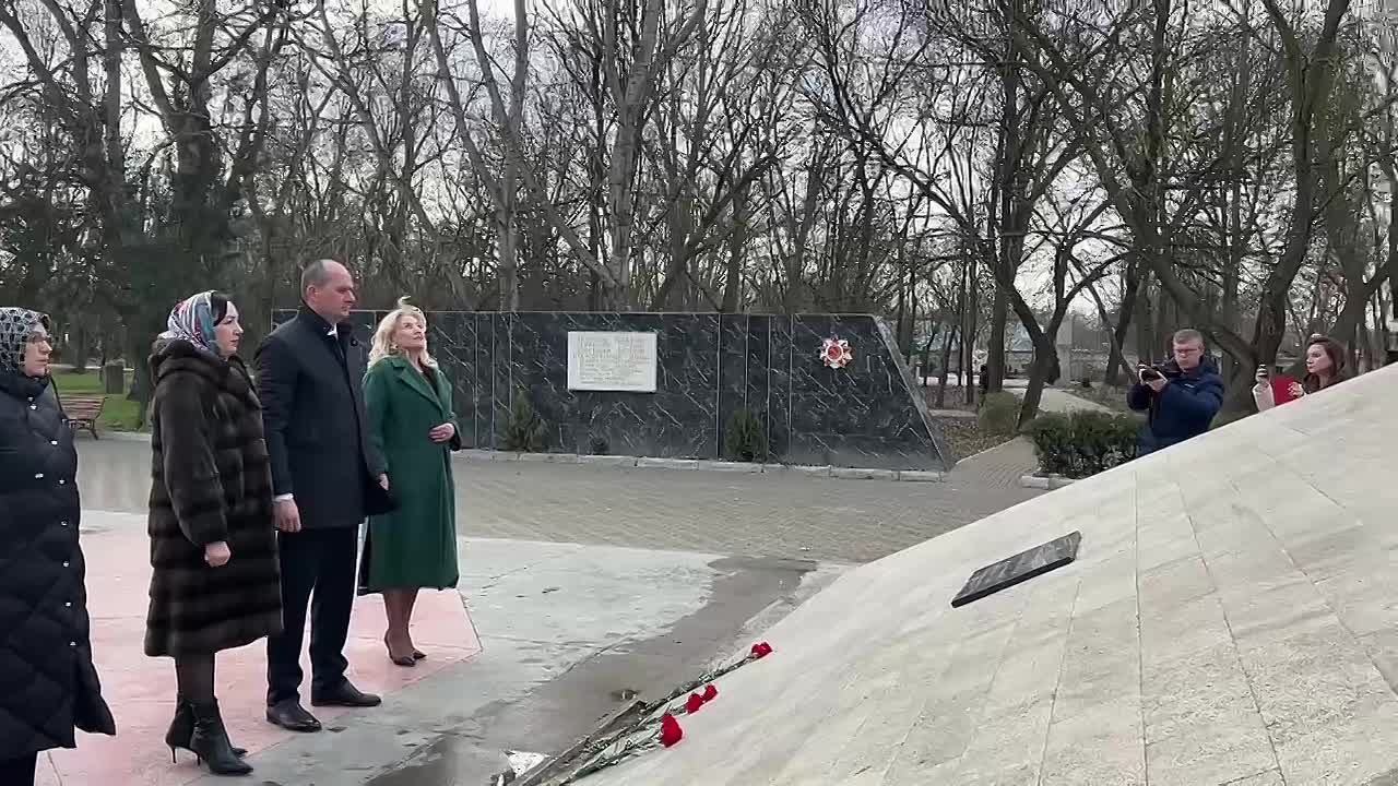 Зарема Бутаева и Иван Лазурко почтили память героев Великой Отечественной войны и специальной военной операции