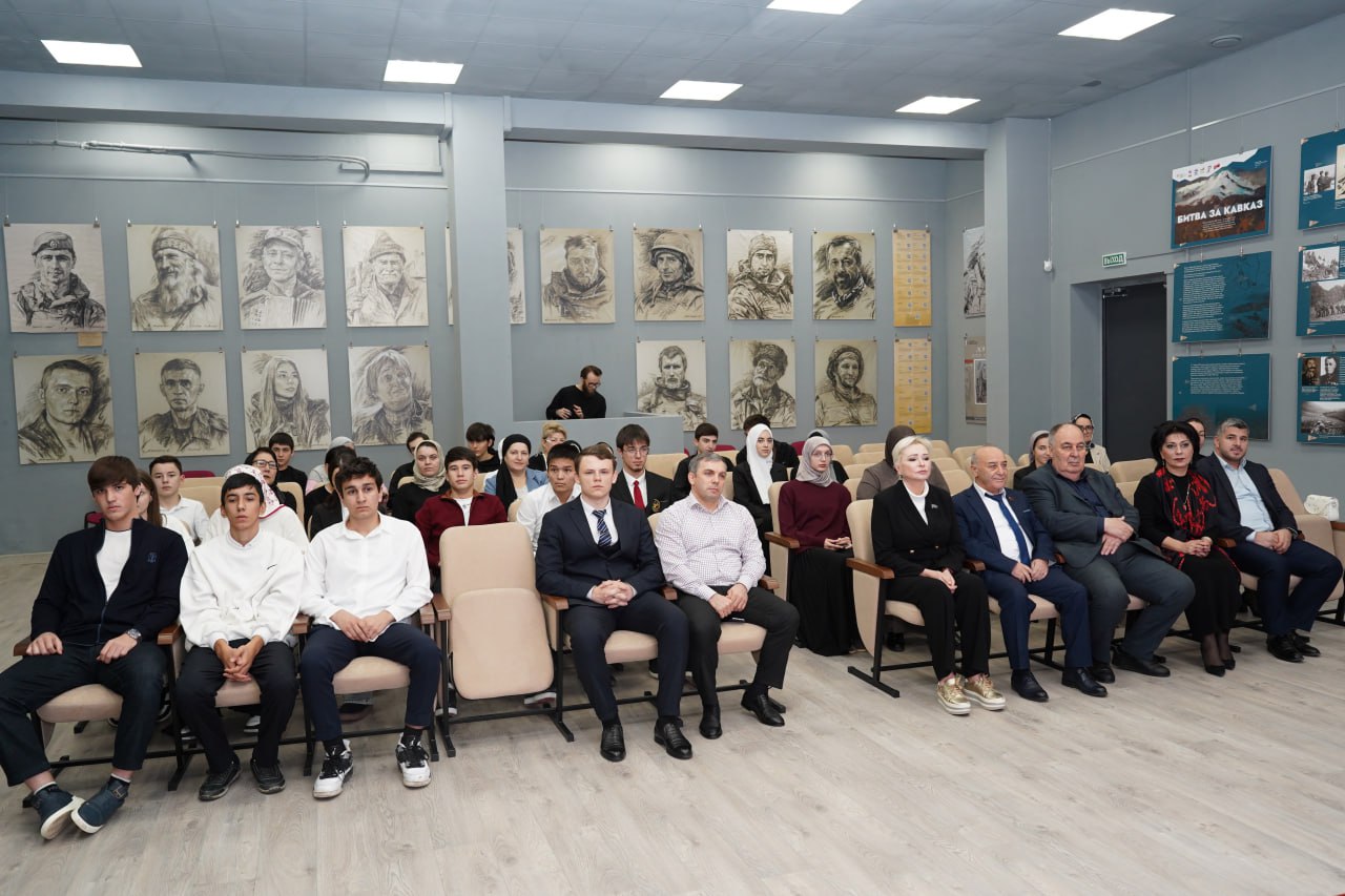 Депутаты Народного Собрания наградили победителей олимпиады, посвященной Конституции РФ Депутаты Народного Собрания наградили победителей олимпиады, посвященной Конституции РФ