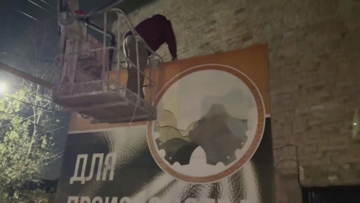 В Махачкале на ул. Магомедтагирова демонтировали более 30 несанкционированных рекламных конструкций