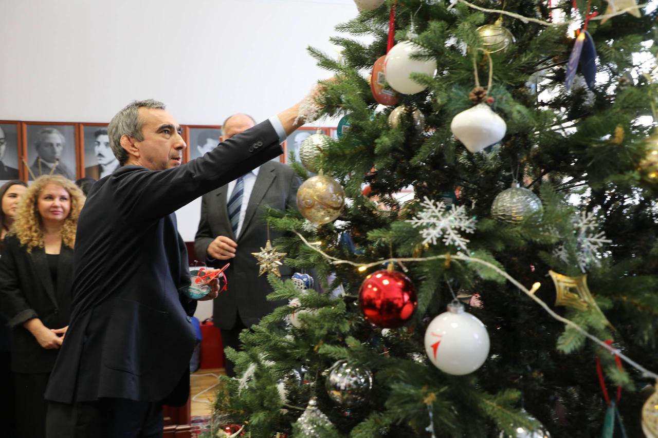 Вслед за Председателем Правительства к акции «Елка желаний» присоединились вице-премьеры, министры и руководители иных органов исполнительной власти Дагестана Вслед за Председателем Правительства к акции «Елка желаний» присоединились вице-премьеры, министры и руководители иных органов исполнительной власти Дагестана