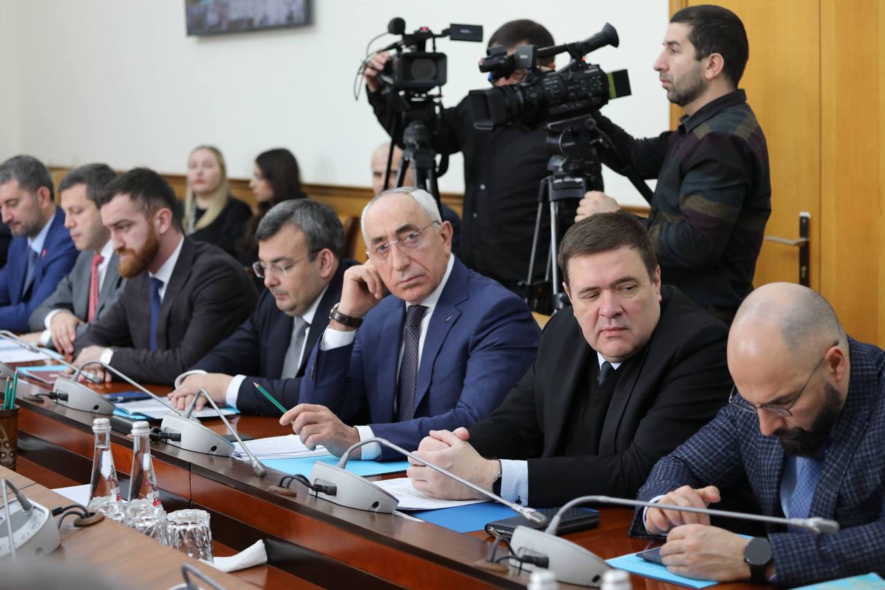 Абдулмуслим Абдулмуслимов провел заключительное в 2025 году заседание Правительства Дагестана Абдулмуслим Абдулмуслимов провел заключительное в 2025 году заседание Правительства Дагестана