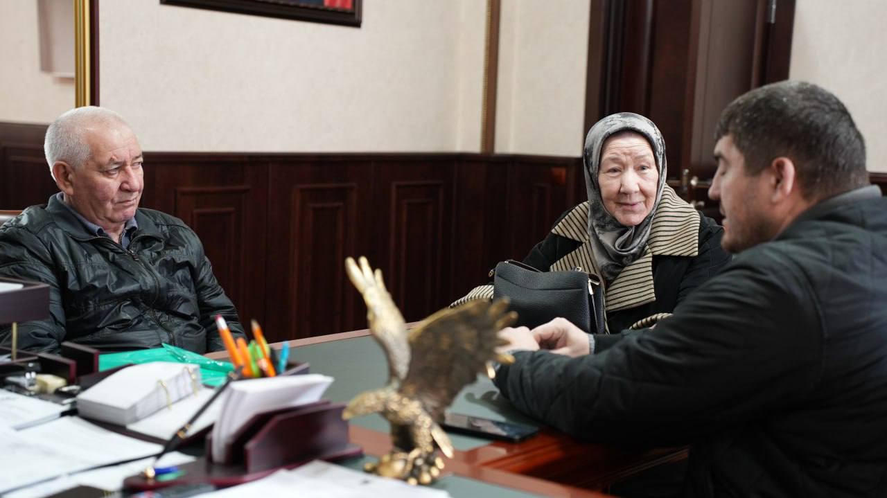 В Администрации Хасавюрта состоялся еженедельный приём граждан В Администрации Хасавюрта состоялся еженедельный приём граждан