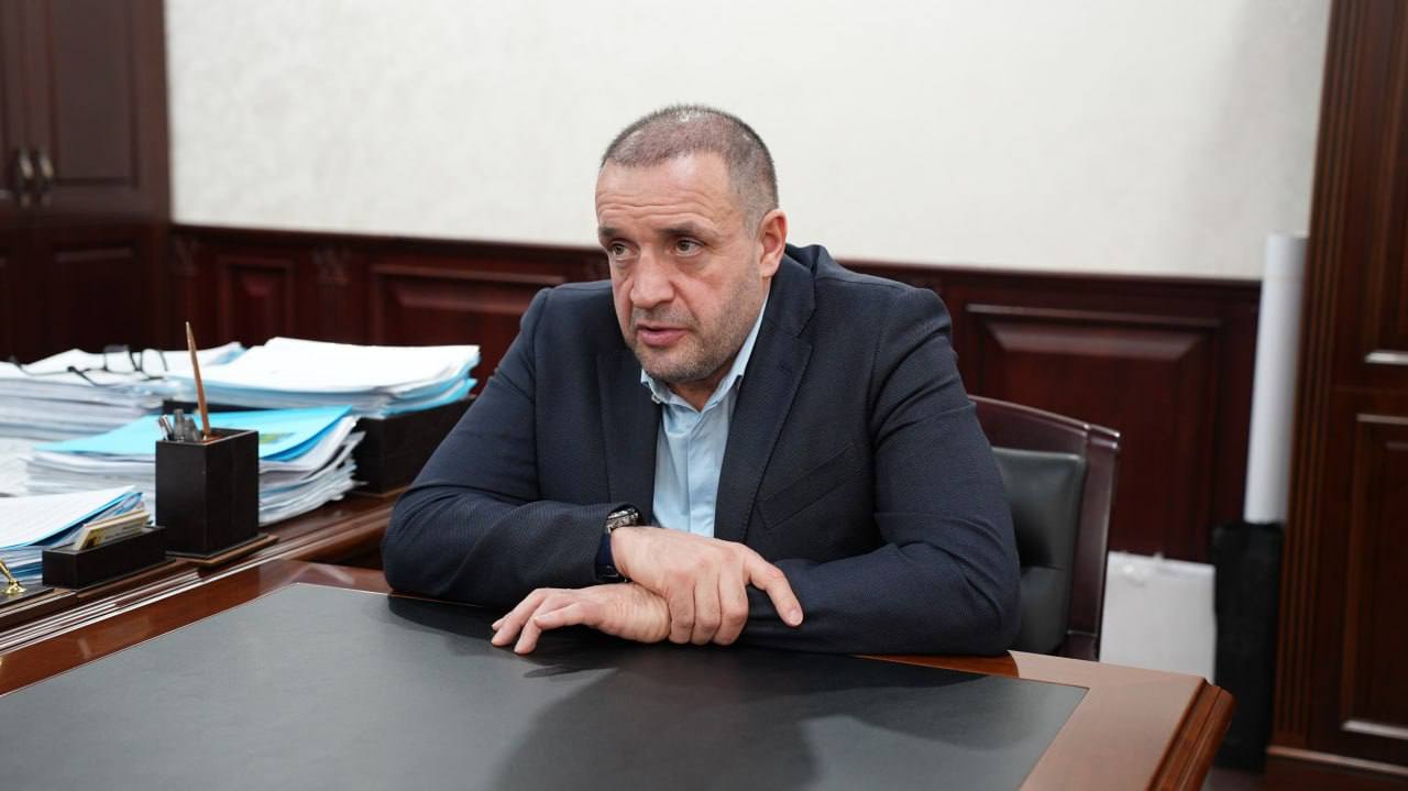 Глава Хасавюрта Корголи Корголиев встретился с участником СВО Анзором Абучевым Глава Хасавюрта Корголи Корголиев встретился с участником СВО Анзором Абучевым