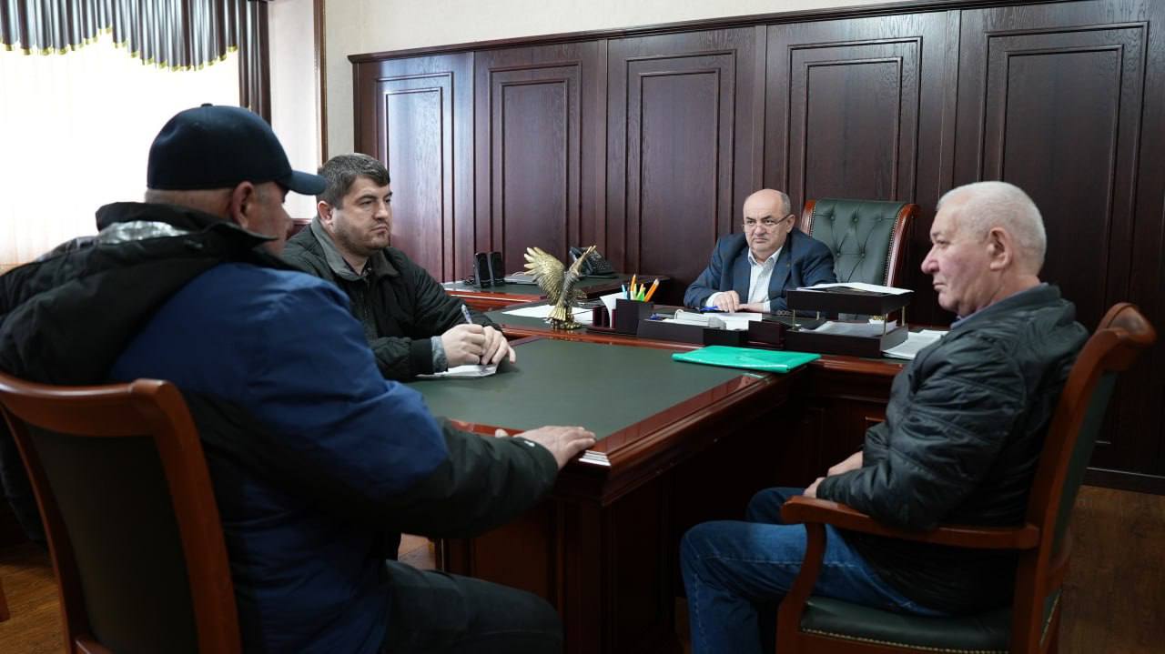 В Администрации Хасавюрта состоялся еженедельный приём граждан В Администрации Хасавюрта состоялся еженедельный приём граждан