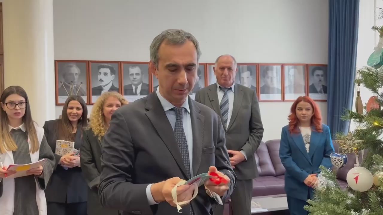 Вслед за Председателем Правительства к акции «Елка желаний» присоединились вице-премьеры, министры и руководители иных органов исполнительной власти Дагестана